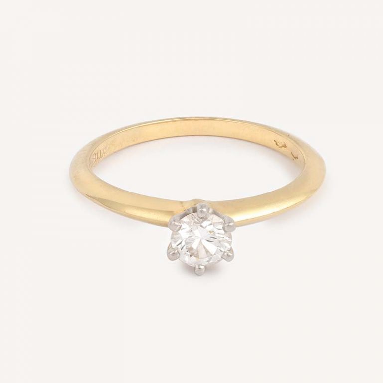 Solitaire Tiffany Setting par Tiffany & Co d'occasion authentifié - qu'est-ce qu'un carat ? - collection Tiffany Setting Tiffany & Co - assortir bague de fiançailles et alliance