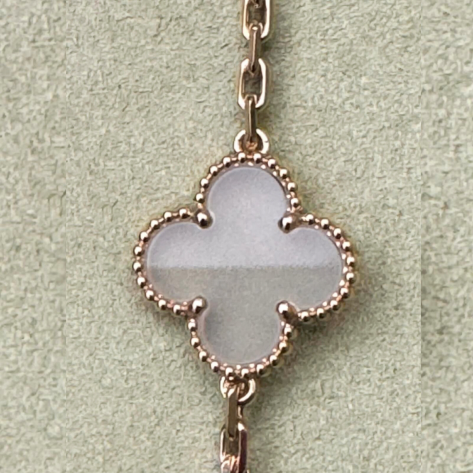 Sautoir Vintage Alhambra Cristal 20 Motifs Van Cleef & Arpels d'occasion : Bijou authentifié